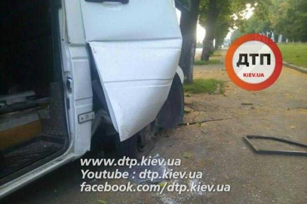 В Киеве водитель микроавтобуса уснул за рулем: авто влетело в столб, 9 пострадавших В Киеве водитель микроавтобуса уснул за рулем: авто влетело в столб, 9 пострадавших