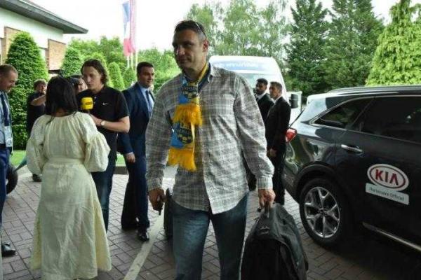 Джамала и Виталий Кличко приехали поддержать украинскую сборную на Евро-2016 Джамала и Виталий Кличко приехали поддержать украинскую сборную на Евро-2016