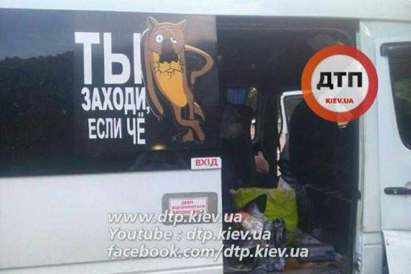 В Киеве водитель микроавтобуса уснул за рулем: авто влетело в столб, 9 пострадавших В Киеве водитель микроавтобуса уснул за рулем: авто влетело в столб, 9 пострадавших
