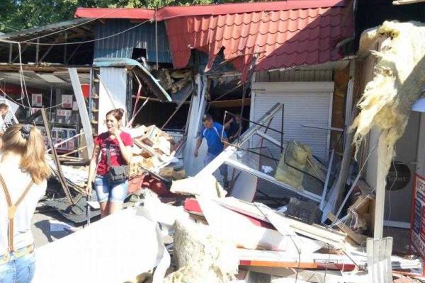 Люди в балаклавах устроили погром на киевском рынке: уцелел магазин "Рошен"