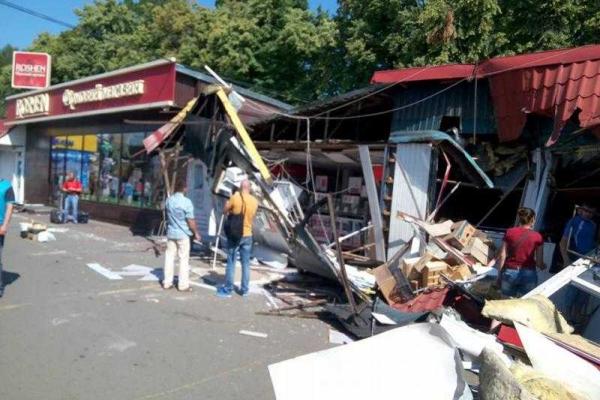 Люди в балаклавах устроили погром на киевском рынке: уцелел магазин "Рошен"
