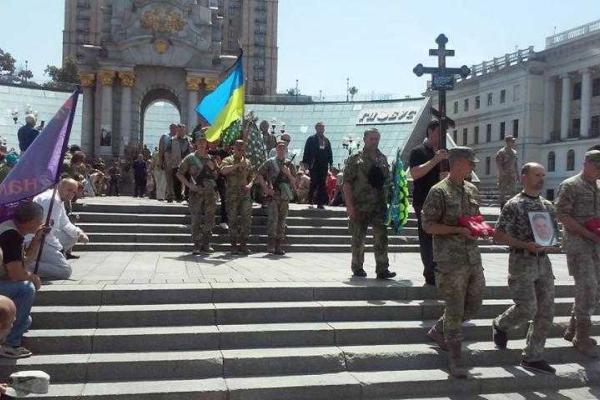 Киевляне на коленях прощались с бойцом "Айдара" Киевляне на коленях прощались с бойцом "Айдара"