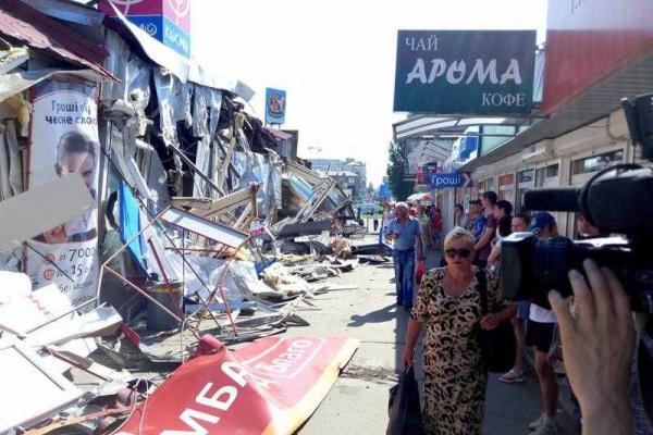 Люди в балаклавах устроили погром на киевском рынке: уцелел магазин "Рошен"