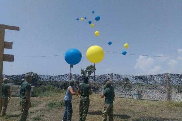 На границе с Крымом активисты отправили «воздушные письма» оккупантам На границе с Крымом активисты отправили «воздушные письма» оккупантам