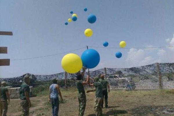 На границе с Крымом активисты отправили «воздушные письма» оккупантам На границе с Крымом активисты отправили «воздушные письма» оккупантам