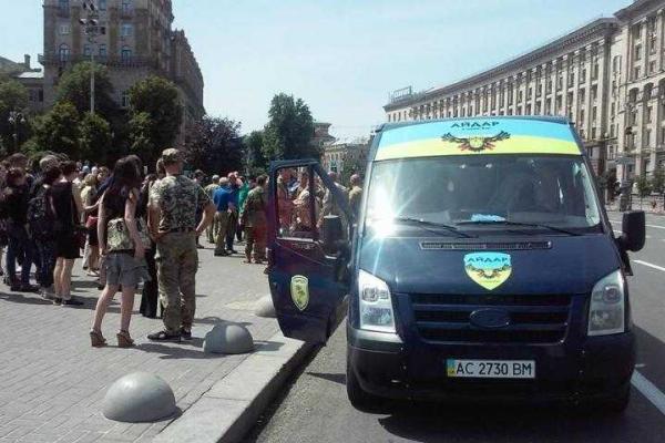 Киевляне на коленях прощались с бойцом "Айдара" Киевляне на коленях прощались с бойцом "Айдара"