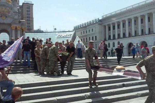 Киевляне на коленях прощались с бойцом "Айдара" Киевляне на коленях прощались с бойцом "Айдара"