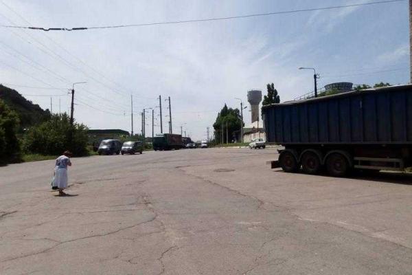 Пользователи соцсетей сообщают о страшном ДТП в Лисичанске: военный тягач врезался в блокпост Пользователи соцсетей сообщают о страшном ДТП в Лисичанске: военный тягач врезался в блокпост