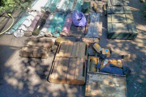 На даче в районе Карловского водохранилища изъят склад оружия и боеприпасов На даче в районе Карловского водохранилища изъят склад оружия и боеприпасов