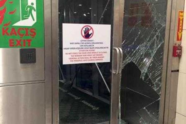 Море слез, глубочайшей истерики и полной растерянности в лицах, - очевидец теракта в Стамбуле Море слез, глубочайшей истерики и полной растерянности в лицах, - очевидец теракта в Стамбуле