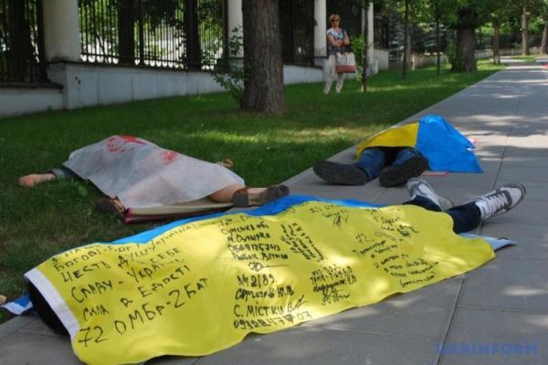 Украинцы в Польше провели флешмоб «Россия – страна, которая убивает» Украинцы в Польше провели флешмоб «Россия – страна, которая убивает»