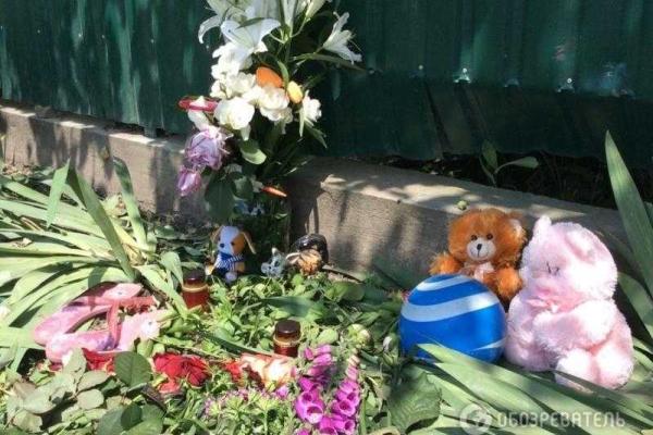 В Василькове несколько сотен человек пришли на похороны девочек, сбитых пьяным водителем