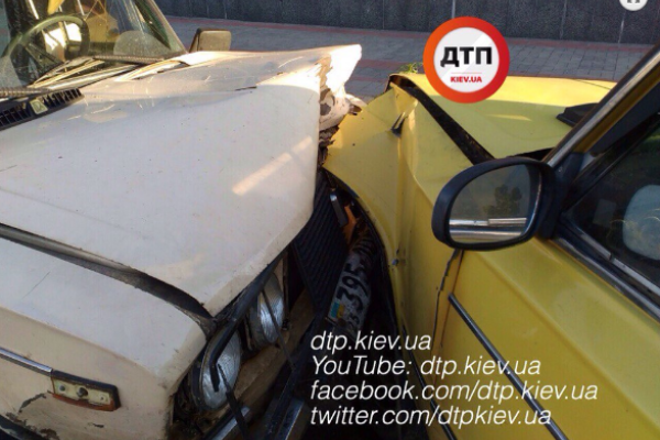 Под Киевом пьяный водитель ВАЗа протаранил авто и протащил его 20 метров