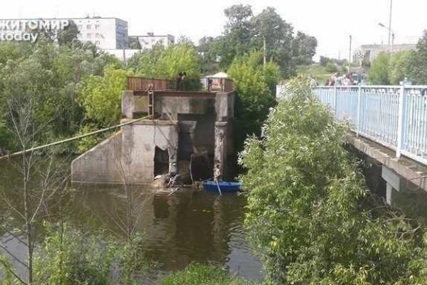 На Житомирщине артиллерийский снаряд прилетел в мост в 200 метрах от жилых домов На Житомирщине артиллерийский снаряд прилетел в мост в 200 метрах от жилых домов