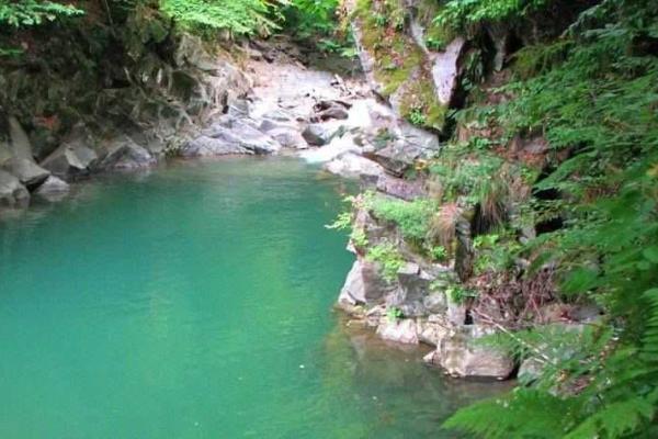 На Закарпатье нашли уникальную заводь с бирюзовой водой