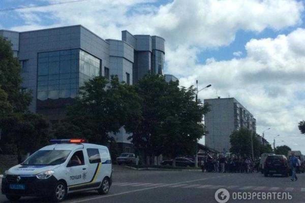 В Василькове несколько сотен человек пришли на похороны девочек, сбитых пьяным водителем