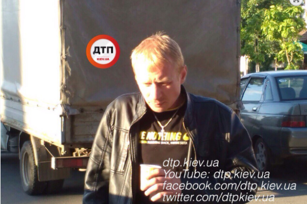 Под Киевом пьяный водитель ВАЗа протаранил авто и протащил его 20 метров