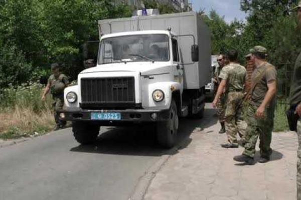 Подозреваемым, сломавшим клетку в зале суда в Мариуполе, продлили арест на 60 суток