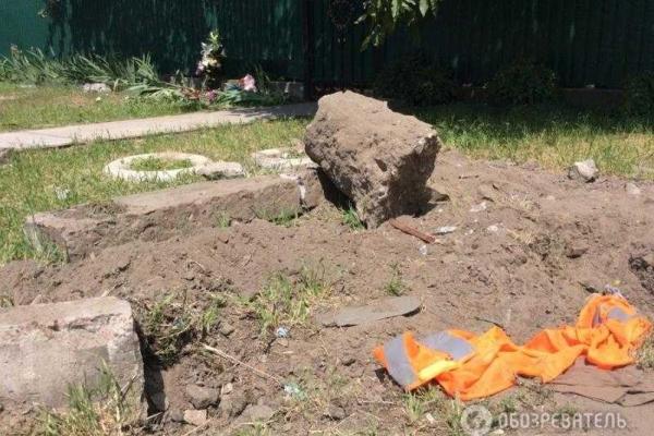 В Василькове несколько сотен человек пришли на похороны девочек, сбитых пьяным водителем