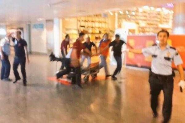В аэропорту Турции прогремело два взрыва: много погибших и раненых В аэропорту Турции прогремело два взрыва: много погибших и раненых