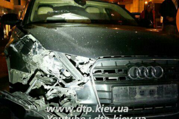 В Киеве крупное ДТП: два автомобиля влетели в автокран В Киеве крупное ДТП: два автомобиля влетели в автокран