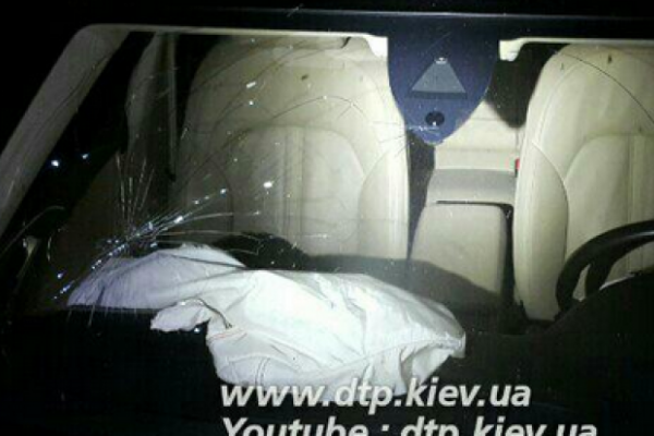 В Киеве крупное ДТП: два автомобиля влетели в автокран В Киеве крупное ДТП: два автомобиля влетели в автокран