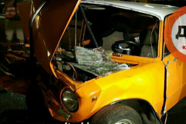 В Киеве крупное ДТП: два автомобиля влетели в автокран В Киеве крупное ДТП: два автомобиля влетели в автокран