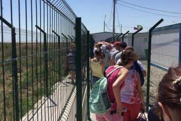 Украинские туристы массово едут в Крым: сотни машин пересекают Чонгар Украинские туристы массово едут в Крым: сотни машин пересекают Чонгар