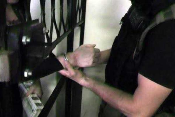 Подозреваемым, сломавшим клетку в зале суда в Мариуполе, продлили арест на 60 суток