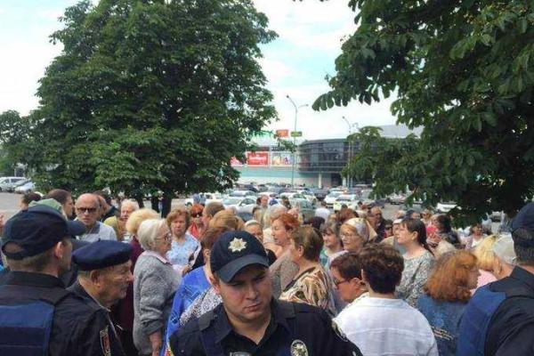 В Сети высмеяли одесских пенсионеров за неприличные жесты «Правому сектору» В Сети высмеяли одесских пенсионеров за неприличные жесты «Правому сектору»