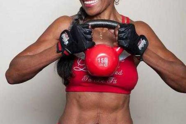 Самой мускулистой женщине в мире исполнилось 80 лет