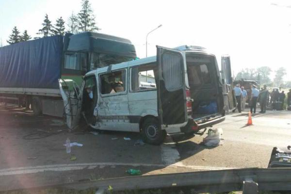 Украинцы погибли в ужасной аварии в России: столкнулись микроавтобус и грузовик Украинцы погибли в ужасной аварии в России: столкнулись микроавтобус и грузовик