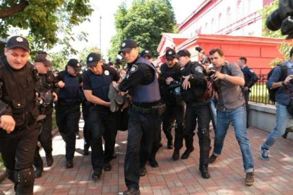 Гей-парад в Киеве закончился без особых происшествий Гей-парад в Киеве закончился без особых происшествий