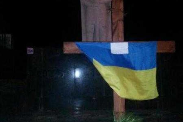 В Мариуполе представители полка "Азов" пытались снести крест на площади Свободы