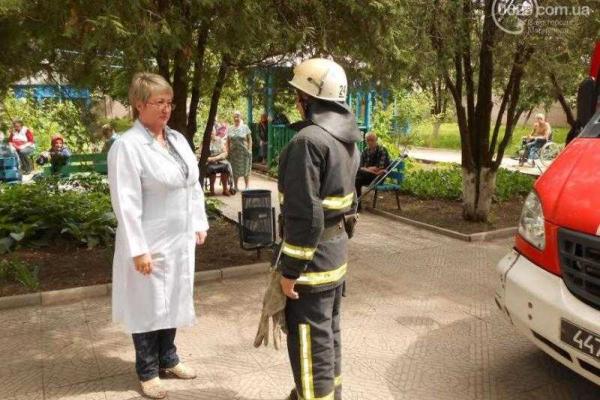 Мариупольские пожарные учились эвакуировать жильцов дома ветеранов Мариупольские пожарные учились эвакуировать жильцов дома ветеранов