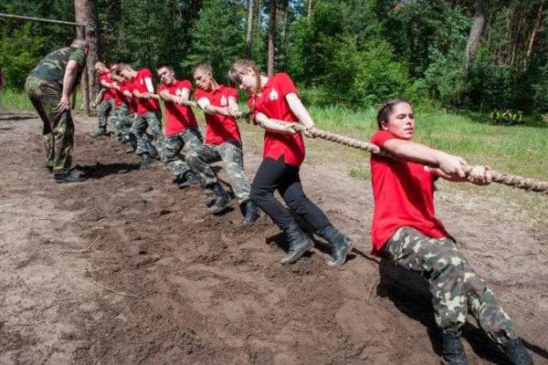 На Киевщине на военно-патриотических соревнованиях потеряли сознание несколько детей На Киевщине на военно-патриотических соревнованиях потеряли сознание несколько детей