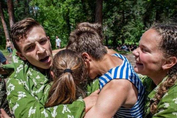 На Киевщине на военно-патриотических соревнованиях потеряли сознание несколько детей На Киевщине на военно-патриотических соревнованиях потеряли сознание несколько детей