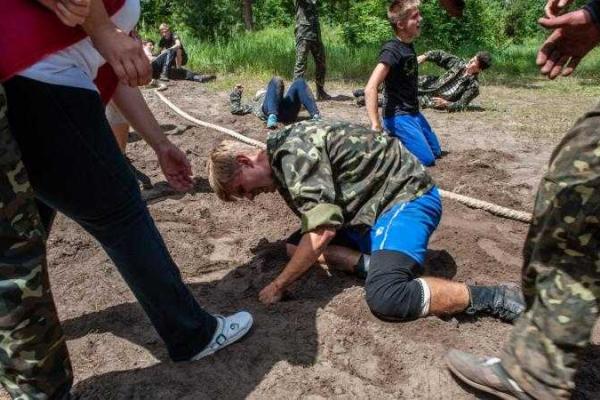 На Киевщине на военно-патриотических соревнованиях потеряли сознание несколько детей На Киевщине на военно-патриотических соревнованиях потеряли сознание несколько детей