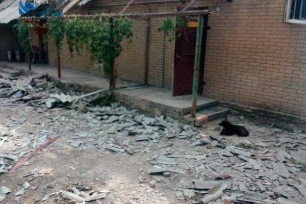 Ночью в Горловке взрывы и залпы были слышны всю ночь - повреждены дома и газопровод Ночью в Горловке взрывы и залпы были слышны всю ночь - повреждены дома и газопровод