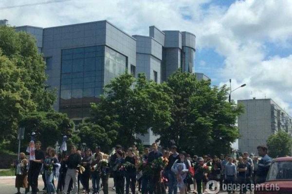 В Василькове несколько сотен человек пришли на похороны девочек, сбитых пьяным водителем