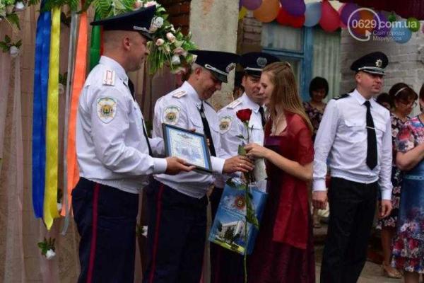 В прифронтовом Гранитном выпускной проходил после обстрелов