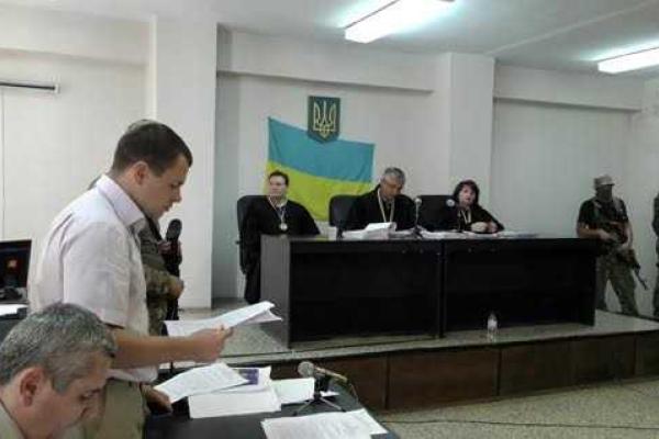 Подозреваемым, сломавшим клетку в зале суда в Мариуполе, продлили арест на 60 суток