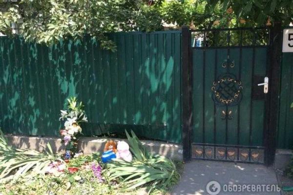 В Василькове несколько сотен человек пришли на похороны девочек, сбитых пьяным водителем