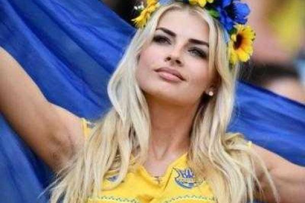 Евро-2016: Украинку назвали самой красивой болельщицей на турнире Евро-2016: Украинку назвали самой красивой болельщицей на турнире