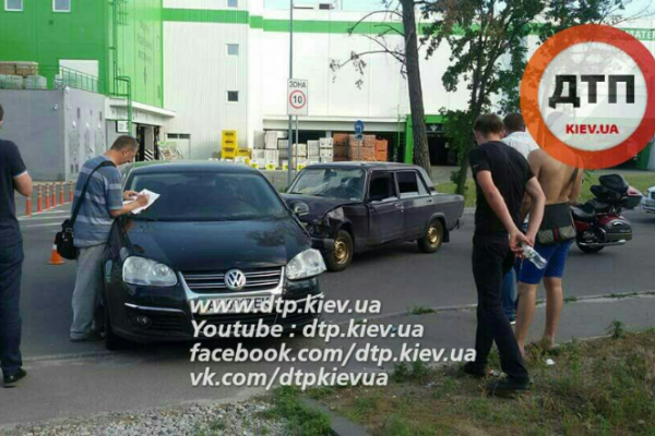 В Киеве Фольксваген не пропустил ВАЗ и разбился, есть пострадавшие В Киеве Фольксваген не пропустил ВАЗ и разбился, есть пострадавшие