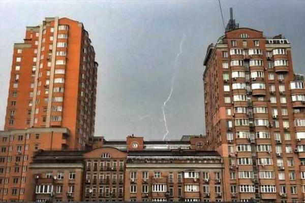 Над Киевом пронеслась настоящая буря: в сети появились кадры последствий Над Киевом пронеслась настоящая буря: в сети появились кадры последствий