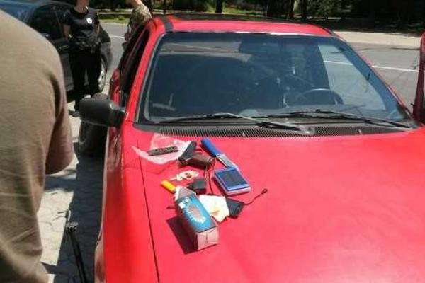 В Мариуполе у здания Приморского суда прозвучал выстрел