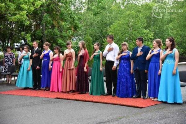 В прифронтовом Гранитном выпускной проходил после обстрелов