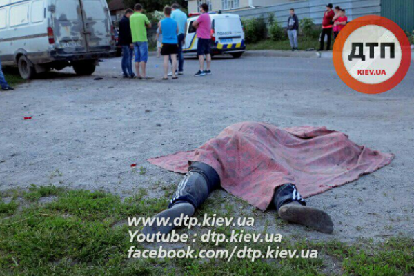 Под Киевом Лексус насмерть сбил мотоциклиста