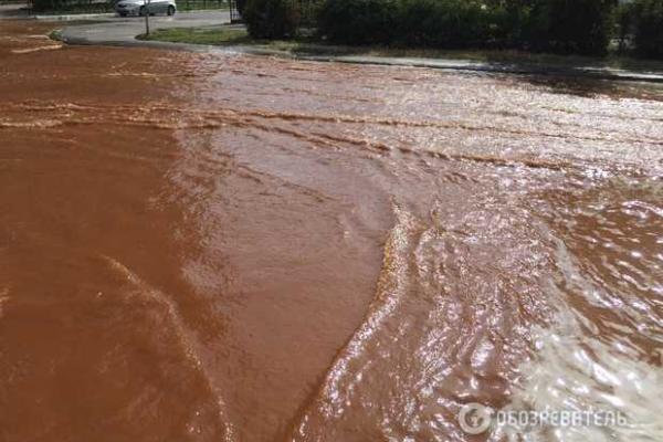 В Киеве посреди улицы забил ржавый "гейзер" В Киеве посреди улицы забил ржавый "гейзер"